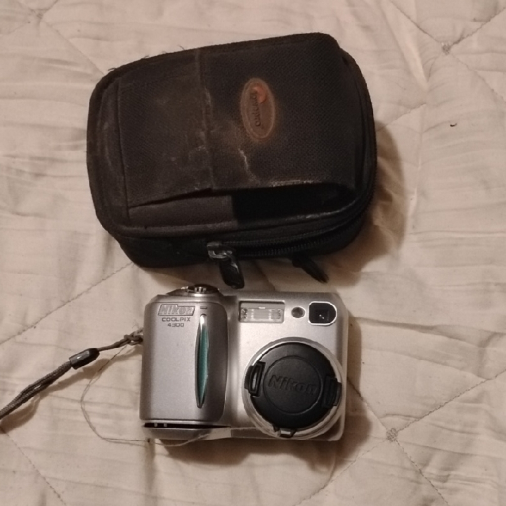 Nikon Coolpix 4300 Silver Digital Camera with Case